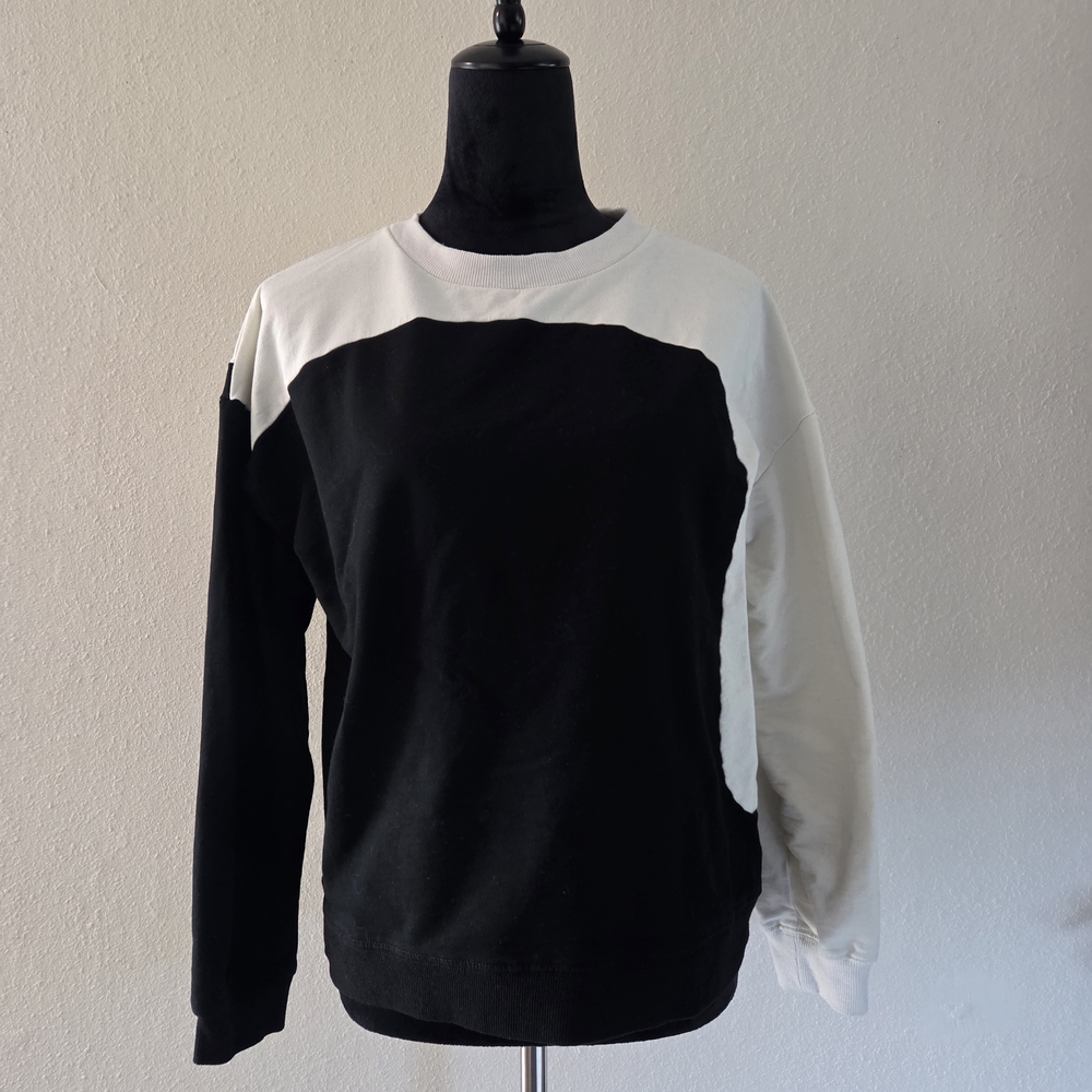Exclusive Piper & Scoot Black & White Artsy Modern Sweater Size S
